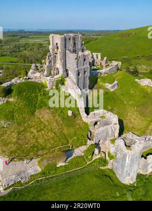 Corfe Castle, Dorset, Vereinigtes Königreich. Wunderschönes Luftbild des aus dem 11. Jahrhundert erbauten Corfe Castle im Frühling. 13. Mai 2023 Stockfoto