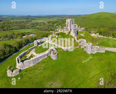 Corfe Castle, Dorset, Vereinigtes Königreich. Wunderschönes Luftbild des aus dem 11. Jahrhundert erbauten Corfe Castle im Frühling. 13. Mai 2023 Stockfoto