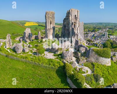 Corfe Castle, Dorset, Vereinigtes Königreich. Wunderschönes Luftbild des aus dem 11. Jahrhundert erbauten Corfe Castle im Frühling. 13. Mai 2023 Stockfoto