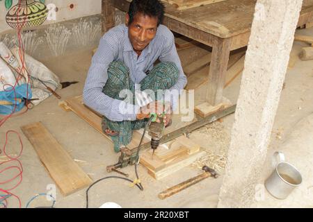 Nahaufnahme Carpenter beschäftigt - Konzept von Handwerkern, Selbstständigen und facharbeitern, Indien, Odisha Stockfoto