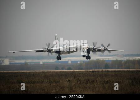 Tupolev TU-95 (Russisch: Туполев Ту-95; NATO-Berichtsname: 'Bär') ist eine große, viermotorige Turboprop-betriebene strategische Bomber- und Raketenplattform. Stockfoto