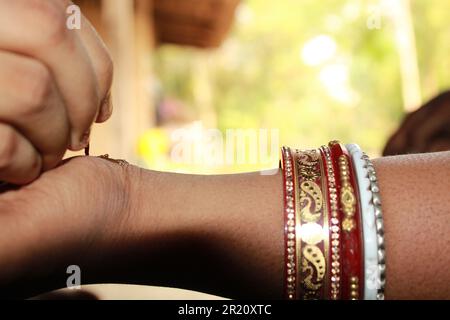 Mehndi auf der Hand Braut Mehndi. Hintergrund des Hochzeitsrituals Stockfoto