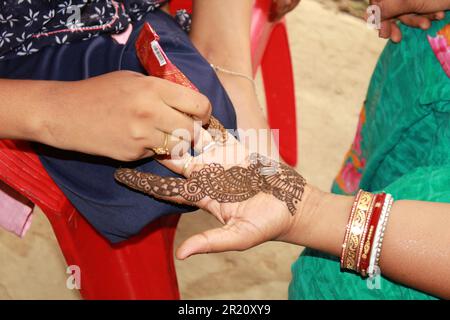 Henna Tattoo Mehndi auf der Hand Braut mehndi Design Hintergrund Nahaufnahme Stockfoto