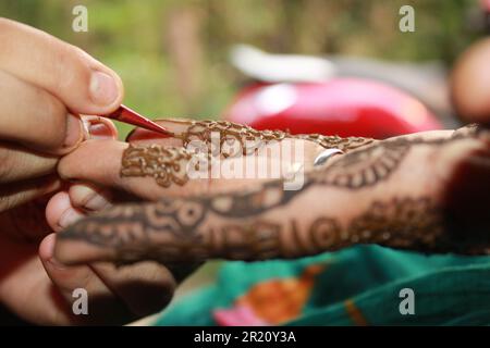 Henna Tattoo Mehndi auf der Hand Braut mehndi Design Hintergrund Nahaufnahme Stockfoto