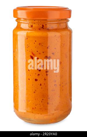 Pesto alla Calabrese in Glasgefäß, Nudelsauce mit Paprika, Chili, Olivenöl und Käse. Isoliert auf weiß und Beschneidungspfad Stockfoto