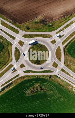 Kreisverkehr kreuzt den Verkehr mit vielen Fahrzeugen, Luftaufnahme von der Drohne pov am sonnigen Frühlingstag Stockfoto