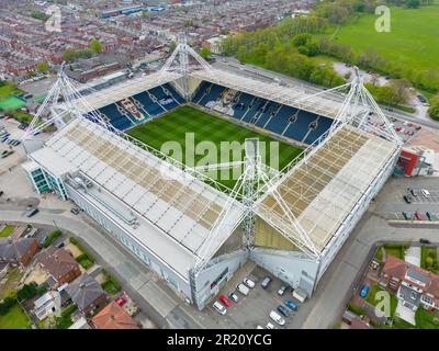 Preston, Lancashire, Vereinigtes Königreich. Luftbild des Deepdale Stadions. Preston North End Football Club. 2. Mai 2023 Stockfoto