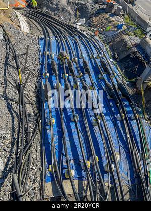 Umstellung einer Hochspannungsleitung auf eine unterirdische 400-Kilovolt-Leitung, um mehr Land für Wohnungen im Süden Stockholms freizusetzen Stockfoto