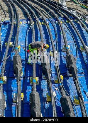 Umstellung einer Hochspannungsleitung auf eine unterirdische 400-Kilovolt-Leitung, um mehr Land für Wohnungen im Süden Stockholms freizusetzen Stockfoto