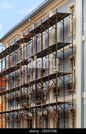 Rekonstruktion eines alten Apartmentgebäudes mit Gerüsten an der Straßenfassade, selektiver Fokus Stockfoto