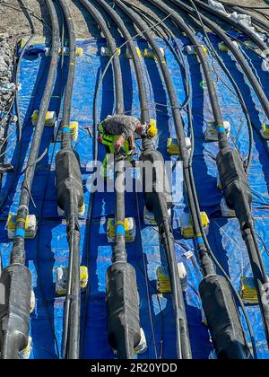 Umstellung einer Hochspannungsleitung auf eine unterirdische 400-Kilovolt-Leitung, um mehr Land für Wohnungen im Süden Stockholms freizusetzen Stockfoto