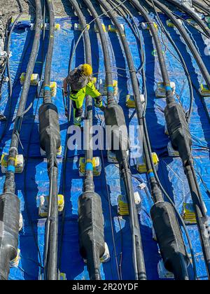 Umstellung einer Hochspannungsleitung auf eine unterirdische 400-Kilovolt-Leitung, um mehr Land für Wohnungen im Süden Stockholms freizusetzen Stockfoto