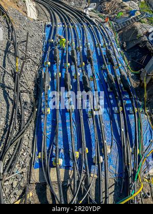 Umstellung einer Hochspannungsleitung auf eine unterirdische 400-Kilovolt-Leitung, um mehr Land für Wohnungen im Süden Stockholms freizusetzen Stockfoto