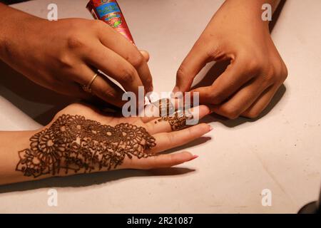 Henna Tattoo Mehndi auf der Hand Braut mehndi Design Hintergrund Nahaufnahme Stockfoto