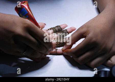 Mehndi auf der Hand Braut Mehndi. Hintergrund des Hochzeitsrituals Stockfoto