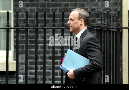 Dominic Raab, Außenminister, verlässt die Downing Street Nr. 10 nach einer Kabinettssitzung. Mittwoch, 11. 03/2020 Stockfoto