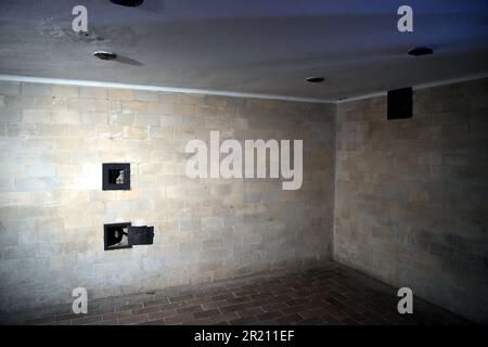 Foto in der Gaskammer des Konzentrationslagers Dachau. Das Lager war das erste der 1933 eröffneten Konzentrationslager der Nazis. Die ursprüngliche Absicht des Lagers bestand darin, politische Gefangene festzuhalten. Stockfoto