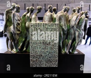 Foto der Skulptur Hubertus von Pilgrim, die den todesmarsch darstellt, im Konzentrationslager Dachau. Das Lager war das erste der 1933 eröffneten Konzentrationslager der Nazis. Die ursprüngliche Absicht des Lagers bestand darin, politische Gefangene festzuhalten. Stockfoto