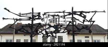 Foto des von Nandor Glid im Konzentrationslager Dachau geschaffenen Internationalen Denkmals. Das Lager war das erste der 1933 eröffneten Konzentrationslager der Nazis. Die ursprüngliche Absicht des Lagers bestand darin, politische Gefangene festzuhalten. Stockfoto