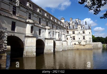 Foto von außen mit Chateau de Chenonceau, einem französischen Schloss am Fluss Cher. Stockfoto