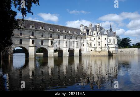 Foto von außen mit Chateau de Chenonceau, einem französischen Schloss am Fluss Cher. Stockfoto