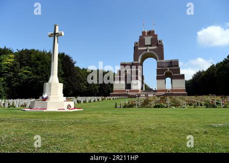 Das Thiepval Memorial to the Missing of the Somme ist ein Kriegsdenkmal für 72.337 vermisste britische und südafrikanische Soldaten, die in den Schlachten der Somme im Ersten Weltkrieg zwischen 1915 und 1918 ohne bekanntes Grab starben Stockfoto