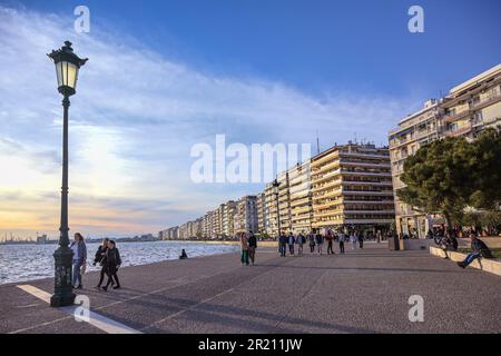 Thessaloniki, Griechenland, 28. April 2023: Fußgängerpromenade am Kai am Mittelmeer in der Abendsonne, beliebtes Ausflugsziel Stockfoto