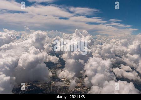 Luftaufnahme der Wolken vor einem Flugzeugfenster auf einer Reise von Houston nach Los Angeles Stockfoto