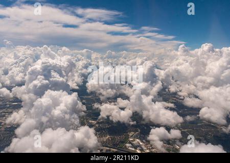Luftaufnahme der Wolken vor einem Flugzeugfenster auf einer Reise von Houston nach Los Angeles Stockfoto