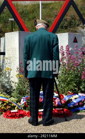 Foto von Douglas Renny, das während der D-Day-Feiern seine letzte Ehre zollt. Renny (85) diente mit der Highland Light Infantry und reiste von Glasgow, Schottland, nach Caen, um während der D-Day-Feiern in der Normandie, Frankreich, an einem Denkmal zu stehen. Stockfoto