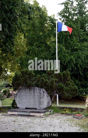 Eine Gedenktafel zum Gedenken an diejenigen, die während des Zweiten Weltkriegs in Sainte-Foy-la-Grande starben, einer Kommune im Gironde-Departement in Nouvelle-Aquitaine im Südwesten Frankreichs. Stockfoto
