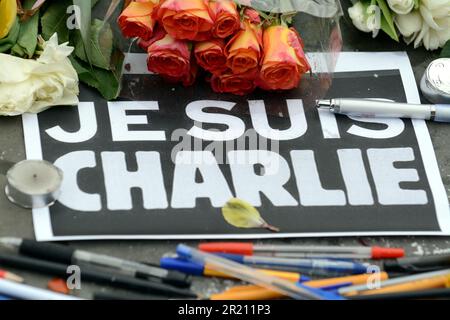 Foto während der Charlie Hebdo-Wache in London. Hunderte versammeln sich am Trafalgar Square und zeigen Solidarität mit denen, die bei den Anschlägen vom 2015. Januar auf das französische Magazin Charlie Hebdo und anderswo starben. Der Ausdruck "je Suis Charlie" wurde zu einem Symbol der Missachtung der Terroristen, die erklärten, sie hätten Charlie Hebdo getötet, nachdem sie 12 Angehörige des Personals erschossen hatten. Stockfoto