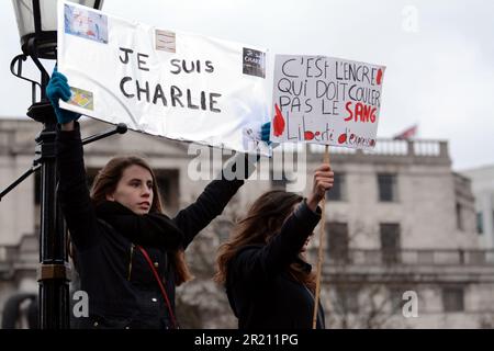 Foto während der Charlie Hebdo-Wache in London. Hunderte versammeln sich am Trafalgar Square und zeigen Solidarität mit denen, die bei den Anschlägen vom 2015. Januar auf das französische Magazin Charlie Hebdo und anderswo starben. Der Ausdruck "je Suis Charlie" wurde zu einem Symbol der Missachtung der Terroristen, die erklärten, sie hätten Charlie Hebdo getötet, nachdem sie 12 Angehörige des Personals erschossen hatten. Stockfoto