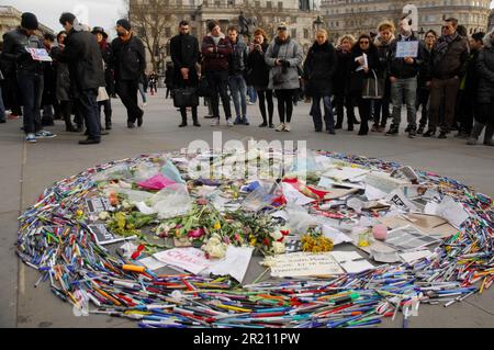 Foto während der Charlie Hebdo-Wache in London. Hunderte versammeln sich am Trafalgar Square und zeigen Solidarität mit denen, die bei den Anschlägen vom 2015. Januar auf das französische Magazin Charlie Hebdo und anderswo starben. Der Ausdruck "je Suis Charlie" wurde zu einem Symbol der Missachtung der Terroristen, die erklärten, sie hätten Charlie Hebdo getötet, nachdem sie 12 Angehörige des Personals erschossen hatten. Stockfoto