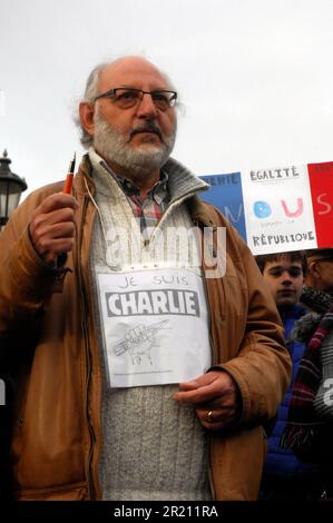 Foto während der Charlie Hebdo-Wache in London. Hunderte versammeln sich am Trafalgar Square und zeigen Solidarität mit denen, die bei den Anschlägen vom 2015. Januar auf das französische Magazin Charlie Hebdo und anderswo starben. Der Ausdruck "je Suis Charlie" wurde zu einem Symbol der Missachtung der Terroristen, die erklärten, sie hätten Charlie Hebdo getötet, nachdem sie 12 Angehörige des Personals erschossen hatten. Stockfoto