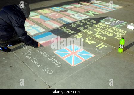 Foto während der Charlie Hebdo-Wache in London. Hunderte versammeln sich am Trafalgar Square und zeigen Solidarität mit denen, die bei den Anschlägen vom 2015. Januar auf das französische Magazin Charlie Hebdo und anderswo starben. Der Ausdruck "je Suis Charlie" wurde zu einem Symbol der Missachtung der Terroristen, die erklärten, sie hätten Charlie Hebdo getötet, nachdem sie 12 Angehörige des Personals erschossen hatten. Stockfoto