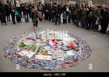 Foto während der Charlie Hebdo-Wache in London. Hunderte versammeln sich am Trafalgar Square und zeigen Solidarität mit denen, die bei den Anschlägen vom 2015. Januar auf das französische Magazin Charlie Hebdo und anderswo starben. Der Ausdruck "je Suis Charlie" wurde zu einem Symbol der Missachtung der Terroristen, die erklärten, sie hätten Charlie Hebdo getötet, nachdem sie 12 Angehörige des Personals erschossen hatten. Stockfoto