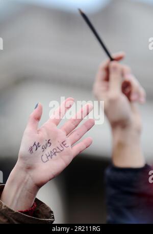 Foto während der Charlie Hebdo-Wache in London. Hunderte versammeln sich am Trafalgar Square und zeigen Solidarität mit denen, die bei den Anschlägen vom 2015. Januar auf das französische Magazin Charlie Hebdo und anderswo starben. Der Ausdruck "je Suis Charlie" wurde zu einem Symbol der Missachtung der Terroristen, die erklärten, sie hätten Charlie Hebdo getötet, nachdem sie 12 Angehörige des Personals erschossen hatten. Stockfoto