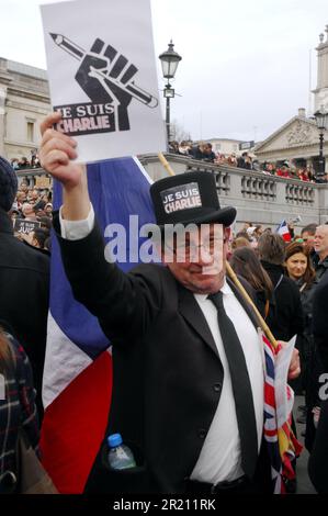 Foto während der Charlie Hebdo-Wache in London. Hunderte versammeln sich am Trafalgar Square und zeigen Solidarität mit denen, die bei den Anschlägen vom 2015. Januar auf das französische Magazin Charlie Hebdo und anderswo starben. Der Ausdruck "je Suis Charlie" wurde zu einem Symbol der Missachtung der Terroristen, die erklärten, sie hätten Charlie Hebdo getötet, nachdem sie 12 Angehörige des Personals erschossen hatten. Stockfoto