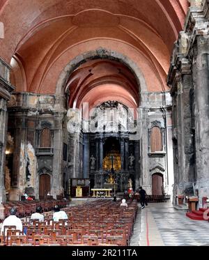 Foto in der Igreja de Sao Domingos, einer Kirche in Lissabon, Portugal. Die Kirche wurde 1241 eingeweiht und war einst die größte Kirche in Lissabon. Die Kirche wurde durch das Erdbeben von Lissabon im Jahr 1531 beschädigt und beim Erdbeben von 1755 fast vollständig zerstört. Der Wiederaufbau begann schnell, wurde aber erst 1807 abgeschlossen. Im Jahr 1959 wurde die Kirche erneut verwüstet, als im Gebäude ein Feuer ausbrach. Das Feuer zerstörte die Kirche vollständig und zerstörte viele wichtige Gemälde und Statuen. Im Jahr 1994 wurde die Kirche wieder geöffnet, aber die Restaurierung ließ viele Anzeichen des Feuers zurück. Stockfoto