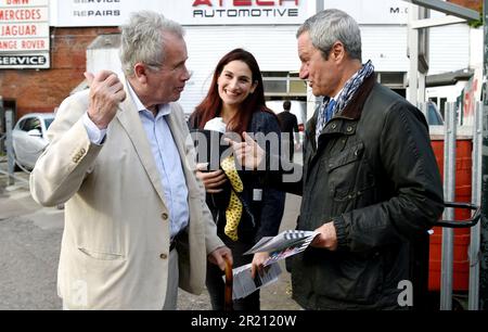 Foto von Martin Bell, das Mitglieder von Change UK unterstützt, während sie Flugblätter auf den Straßen von Golders Green im Norden Londons verteilen, um Unterstützung für die bevorstehenden Europawahlen zu gewinnen. Ebenfalls abgebildet sind Luciana Berger, ehemalige Abgeordnete der Labour-Partei bei Liverpool Wavertree und jetzt Mitglied der Unabhängigen Gruppe, und Gavin Esler, ehemalige BBC-Journalistin und Kandidat für Abgeordnete des Europäischen Parlaments. Stockfoto