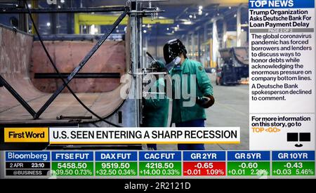 Ein Screenshot einer Nachrichtensendung auf Bloomberg TV inmitten der COVID-19-Coronavirus-Pandemie. [Donnerstag, 02. 04. 2020]. Stockfoto