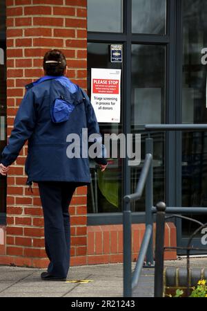 Foto des NHS-Personals, das ein Zentrum für die Blutspende für Einzelpersonen der Öffentlichkeit errichtet. Blutspender werden ermutigt, weiterhin wie gewohnt zu spenden, es sei denn, sie sind in ein Coronavirus-Risikogebiet gereist, hatten Kontakt mit dem Virus oder waren mit dem Virus infiziert. Blutspenden gelten als sicher, und es gibt keine Hinweise darauf, dass COVID-19 durch Bluttransfusionen übertragen werden kann. Stockfoto