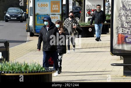 Foto von Käufern, die während der COVID-19-Pandemie auf der High Street in Hornchurch, Essex, Gesichtsschutz trugen Stockfoto