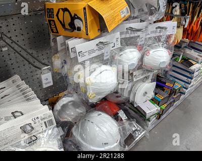 Fotografie der Gesichtsschutzmasken, die in B&Q gelagert wurden, als die Menschen während der COVID-19-Pandemie in Panik gerieten und persönliche Schutzausrüstung kauften. Stockfoto