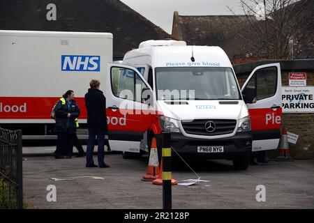 Foto des NHS-Personals, das ein Zentrum für die Blutspende für Einzelpersonen der Öffentlichkeit errichtet. Blutspender werden ermutigt, weiterhin wie gewohnt zu spenden, es sei denn, sie sind in ein Coronavirus-Risikogebiet gereist, hatten Kontakt mit dem Virus oder waren mit dem Virus infiziert. Blutspenden gelten als sicher, und es gibt keine Hinweise darauf, dass COVID-19 durch Bluttransfusionen übertragen werden kann. Stockfoto