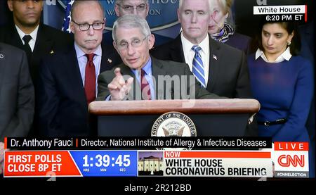 Ein Screenshot von CNN, in dem Dr. Anthony Fauci bei einer täglichen Nachrichtenbesprechung aus dem Weißen Haus darstellte, wie die Zahl der Menschen, die unter dem COVID-19-Coronavirus leiden und sterben, zunimmt [Dienstag, 10. 03. 2020]. Stockfoto