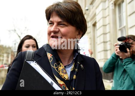 Foto von Arlene Foster, erster Minister Nordirlands und Leiter der DUP, verlässt das Kabinettsbüro in Whitehall, London, nach einer Dringlichkeitssitzung VON COBRA, da die Besorgnis über den COVID-19-Ausbruch des Coronavirus zunimmt. Stockfoto