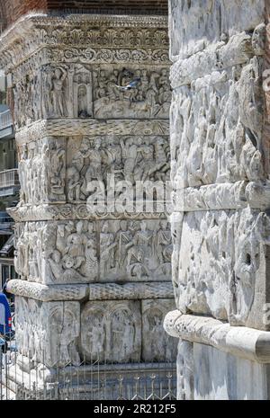 Säule des Galeriusbogens, skulpturelles byzantisches Marmorrelief mit Schlachten und Triumph, historisches frühes Kunstdenkmal, Wahrzeichen in Thessaloniki, Stadt Stockfoto