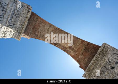 Galeriusbogen von unten gesehen, berühmtes historisches Wahrzeichen und Denkmal mit Skulpturen in der frühen byzantischen Kunst, Stadtzentrum von Thessaloniki, GRE Stockfoto